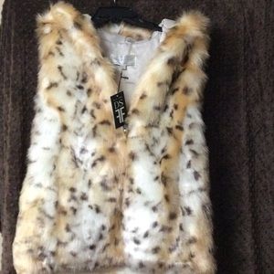 Faux fur hoodie vest  size Medium. 3 button close.   Leopard/ Tiger print
